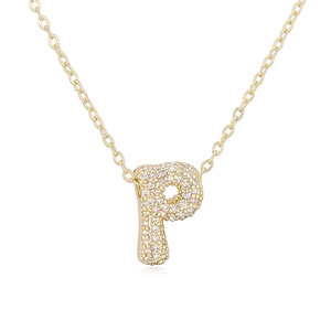 Nahaufnahme der goldenen Kette mit P-Buchstaben-Anhänger und Zirkonia-Besatz