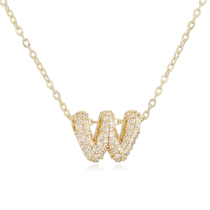 Detailansicht goldener Buchstabe W Anhänger mit Pavé-Zirkonia an einer feinen Kette