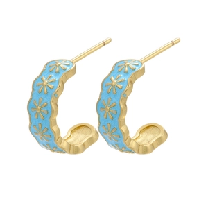 Boucles d'oreilles dorées en forme de C avec émail bleu clair et motifs marguerites
