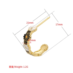Détail des créoles en émail en forme de marguerite avec dimensions de 21 mm