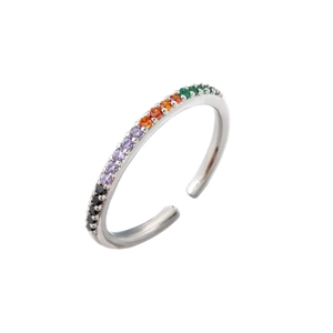 Detail van verstelbare zilveren ring met veelkleurige regenboog zirkonia stenen