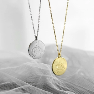 Minimalistische Ronde Schijf Hanger Ketting Met Handengeklap Patroon Achttien Karaat Vergulde Koperen Ketting Sieraden Voor Dames