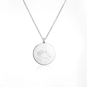 Gepolijste zilveren medaillon ketting met minimalistische gravering van klappende handen