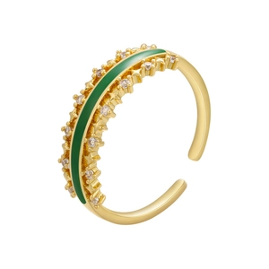 Detail mit sternförmigen Zirkonias und grüner Emaille auf vergoldetem Ring