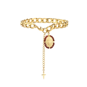 Detail eines Gold-Panzerketten-Armbands mit religiöser Medaille und Kreuz-Anhänger