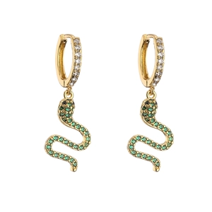 Détail de boucles d'oreilles serpent avec zircons verts sur monture dorée polie