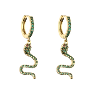 Détail des boucles d'oreilles serpent dorées avec zircons verts et yeux en pierres rouges