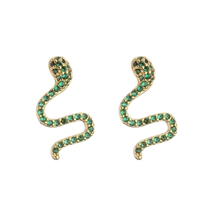 Vue macro détaillée des boucles d'oreilles serpent dorées avec cristaux verts et noirs sertis