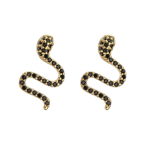 Gros plan détaillé de boucles d'oreilles serpent dorées avec pavé de zircons noirs fins