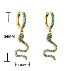 Détails de boucles d'oreilles serpent dorées avec cristaux colorés et mesures 36mm x 15mm