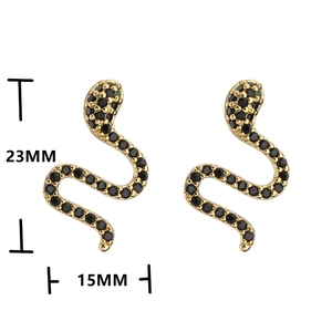 Gros plan de boucles d'oreilles serpent dorées avec zircons noirs et étiquette de taille