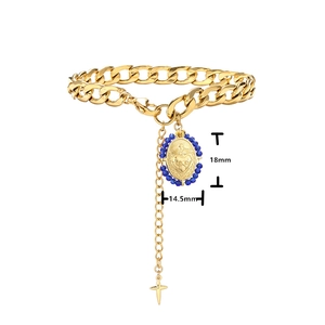 Goldenes Gliederkette-Armband mit blauer religiöser Medaille und Kreuzanhänger auf Weiß
