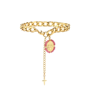 Details des goldenen Panzerarmbands mit rosa Perlenanhänger, Herzmotiv und kleinem Kreuz