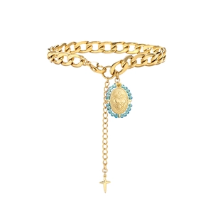 Details des goldenen Panzerarmbands mit Sacred Heart-Anhänger und blauen Perlen
