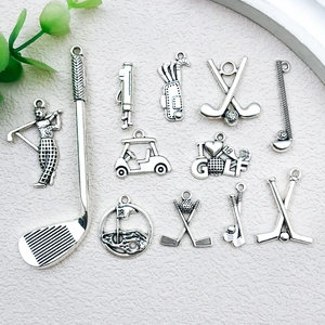 Vue détaillée de pendentifs golf en argent antique avec clubs et sacs pour bijoux DIY