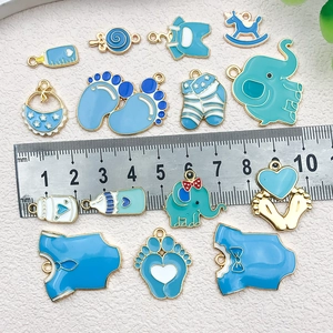 Set de dijes de esmalte azul bebé con diseños de elefante y biberón, con regla graduada