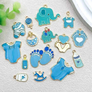 Detalle de dijes de esmalte azul para bricolaje con elefante y motivos de bebé