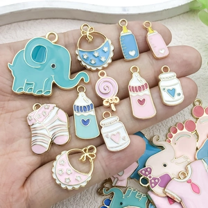 Colgantes de esmalte pastel con biberones y elefantes para joyería artesanal DIY