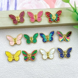 Detailansicht bunter Emaille-Schmetterlingsanhänger aus Goldlegierung für DIY-Schmuck