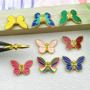 Bunte Emaille-Schmetterling-Perlen für Schmuckherstellung mit vertikalem Loch und Gold-Finish