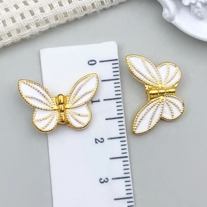 Detailansicht von 15mm weißen Emaille-Schmetterlingen mit vergoldeter Legierung für Schmuck