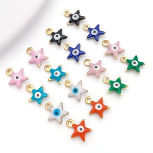 Makroaufnahme bunter sternförmiger Evil Eye Anhänger aus Edelstahl für DIY Schmuckdesign