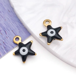 Details von sternförmigen Evil Eye Anhängern mit schwarzer Emaille und Gold-Edelstahl