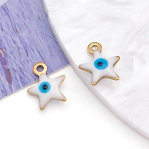 Detailansicht der Pentagramm-Stern-Augenanhänger mit blauem Emaille und Goldplattierung für DIY
