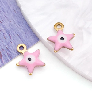 Detailansicht der rosa Stern-Anhänger mit Evil Eye und goldener Fassung für DIY