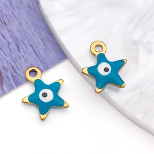 Makroansicht goldener Pentagramm-Anhänger mit blauem Emaille-Auge für DIY-Schmuckherstellung