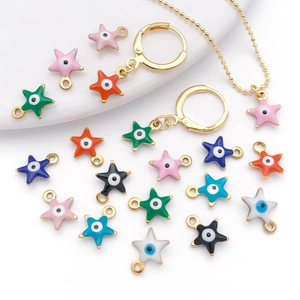 Bunte Star-Anhänger mit Evil Eye sowie vergoldete Ohrringe und feine Halskette