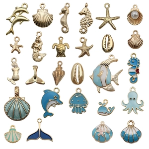 Détails macro de 24 breloques marines en émail bleu et perles pour bijoux DIY variés