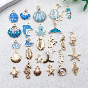 Ensemble de breloques DIY vie marine avec coquillages et étoiles de mer en émail bleu