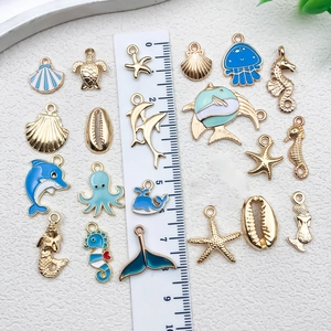 Ensemble de breloques émaillées sur le thème de l'océan avec étoiles de mer et règle