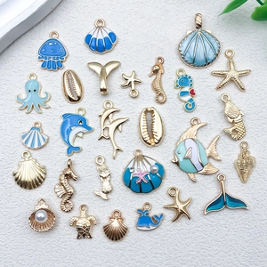 Détail de breloques marines en émail bleu avec tortues et coquillages pour bijoux DIY