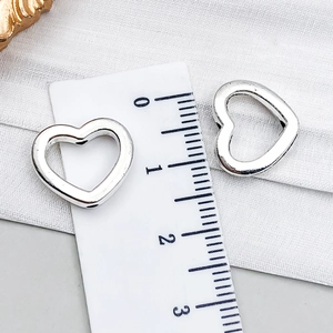 Polierte silberne hohle Herzperlen für DIY-Schmuck mit metrischem Lineal gemessen