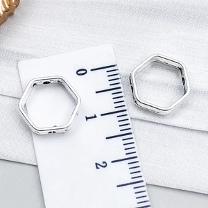 Silberner sechseckiger hohler Metallverbinder für DIY-Schmuck mit Maßstabsdetails