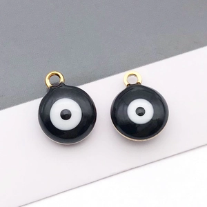 Dettaglio dei ciondoli occhio del diavolo in smalto nero da 8mm con anelli dorati per collane
