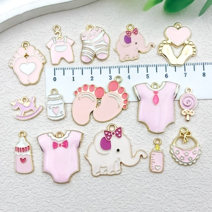 Set de dijes de bebé rosa y oro con biberón y huella para creación de joyería artesanal