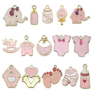 Set de dijes de bebé esmaltados en rosa y blanco con biberón y ropa para joyería DIY