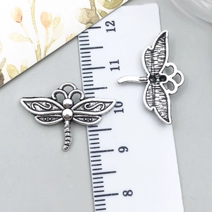 Detailed scale measurement of vintage silver dragonfly alloy pendant charms for DIY jewelry