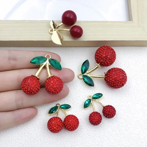 Funkelnder Kirsch-Anhänger mit roten Straßsteinen und grünem Blatt für DIY Schmuck
