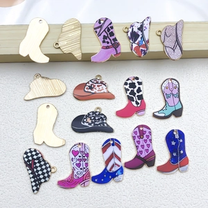 Detail von DIY Westernstiefel- und Hut-Anhängern mit Leoparden- und Kuhmustern