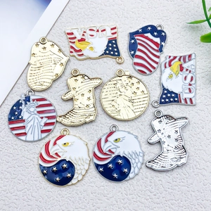 Flache Darstellung verschiedener USA Anhänger aus Legierung mit Adler und Flaggen