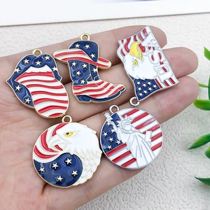 Fünf verschiedene USA-Emaille-Anhänger mit patriotischen Motiven in Rot, Weiß und Blau