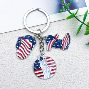 Patriotischer USA-Schlüsselanhänger mit Emaille-Flaggenstiefeln und Freiheitsstatue-Anhängern