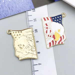 Detailansicht der USA-Flaggenanhänger mit Adler-Relief und Emaille-Finish neben Lineal