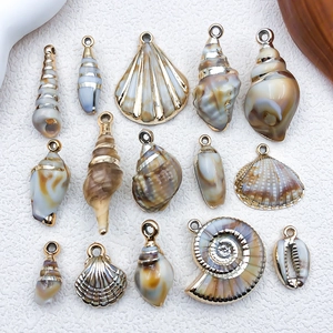 Macro-detail van 14 goudgerande schelphangers voor het maken van DIY-sieraden en kettingen
