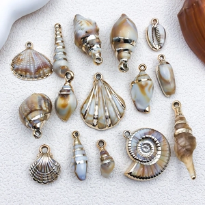Macro-opname van schelphangers met gouden randen en metalen lussen voor sieraden
