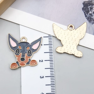 Pendentif chien Doberman en émail doré avec détails noir marron et rose